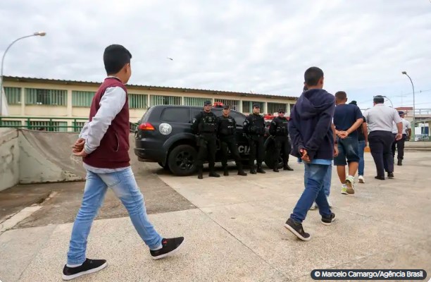 Escola cívico-militar: alunos no primeiro dia de aula no DF